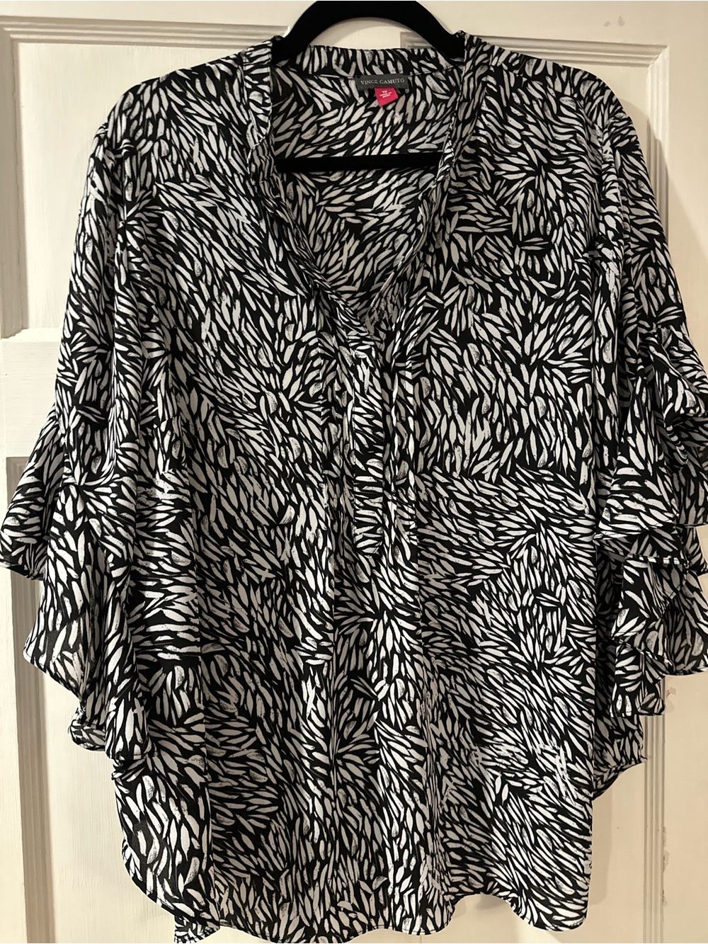 Size 1X Vince Camuto Black and White Abstract Ruffle Sleeve Blouse